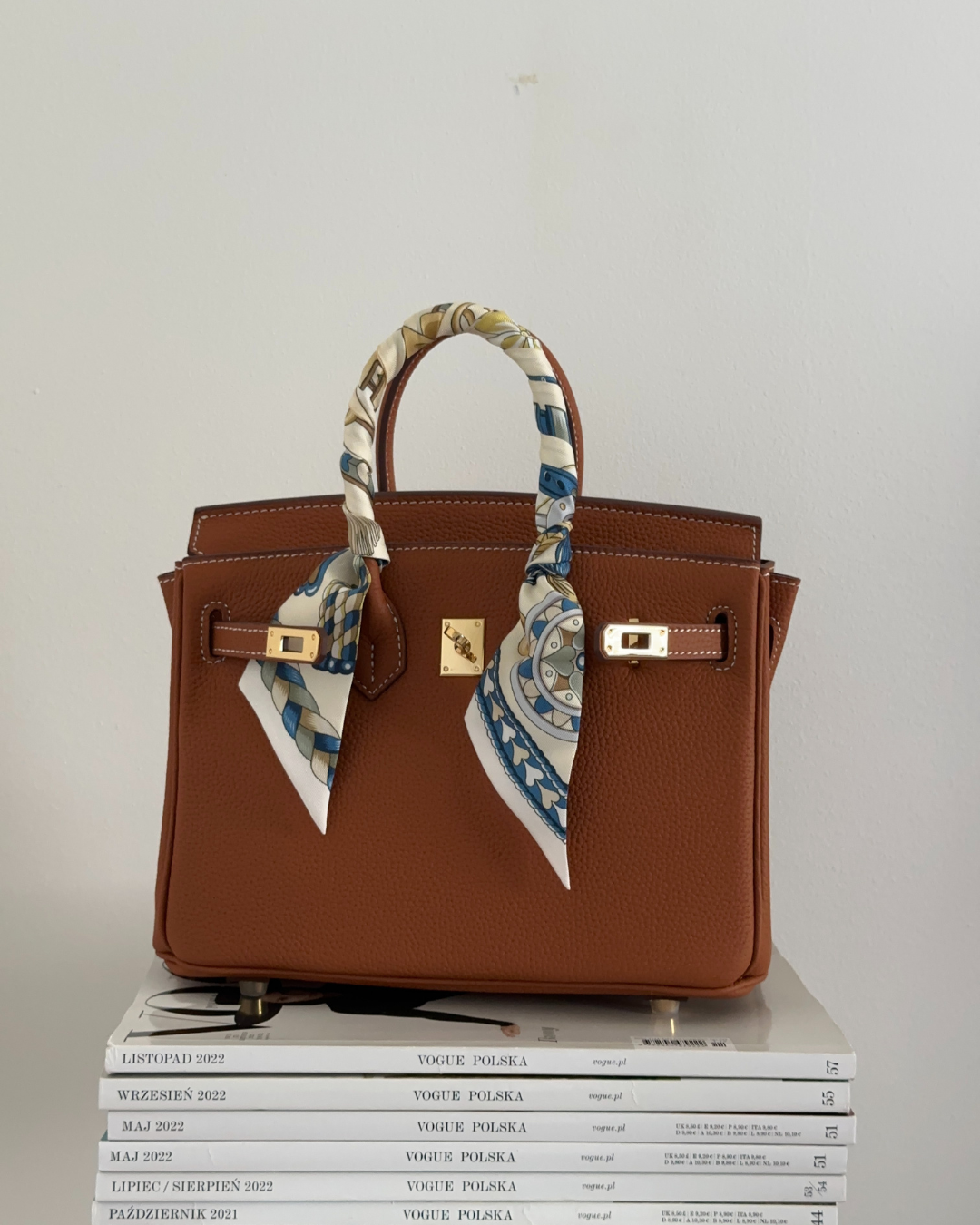 Valentina - Bolso Estructurado con Herraje Dorado