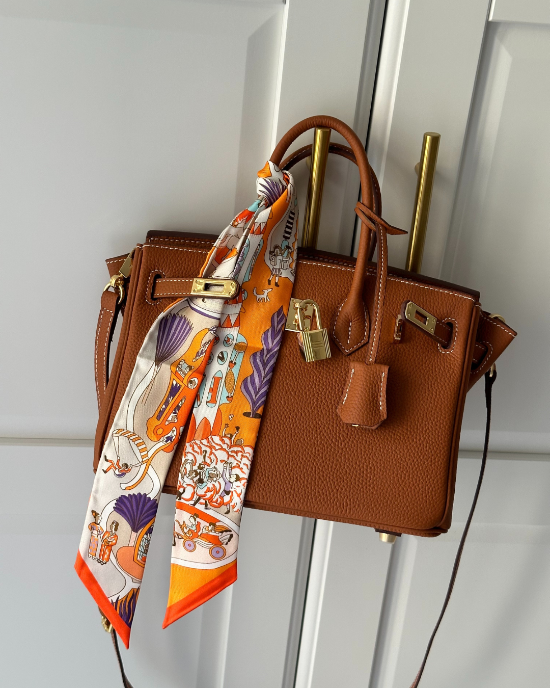 Valentina - Bolso Estructurado con Herraje Dorado