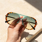Lentes de sol aviador Panther turquesa en mano tamaño real