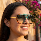 Mujer usando lentes de sol aviador Panther turquesa